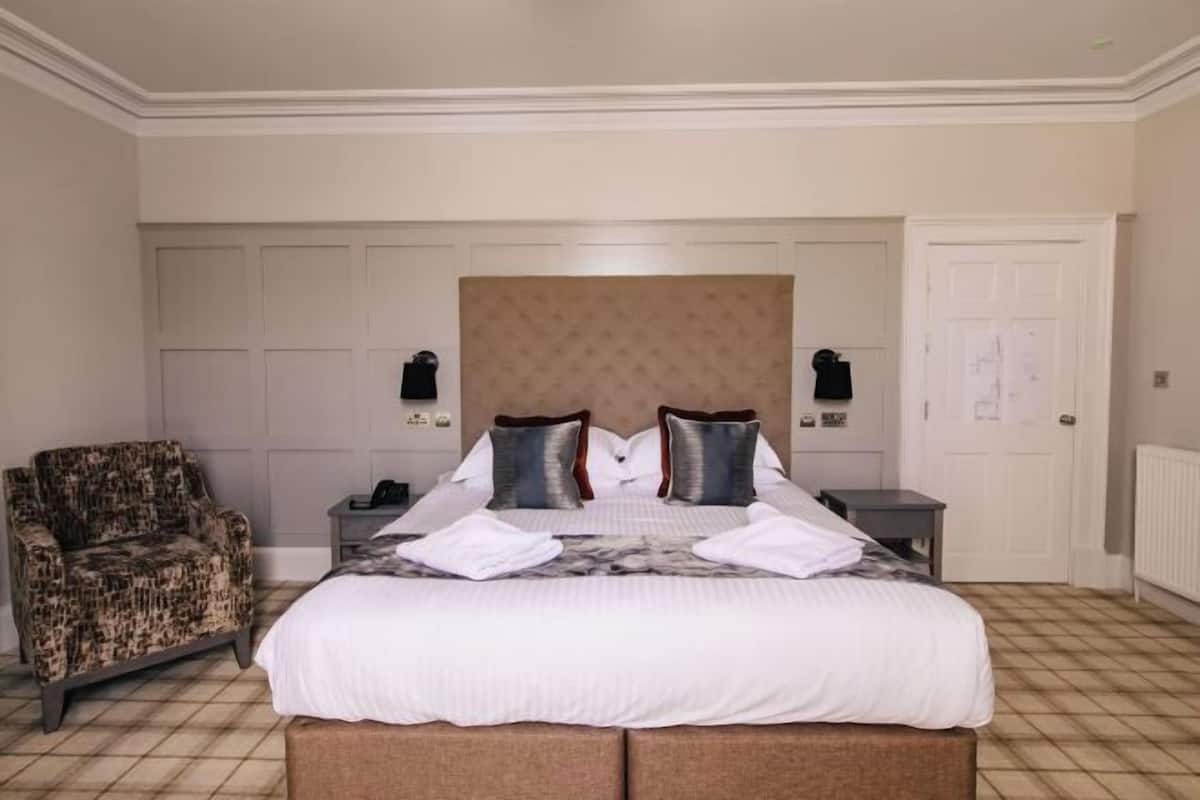 Premium bedding, in-room safe, blackout drapes, iron/ironing board