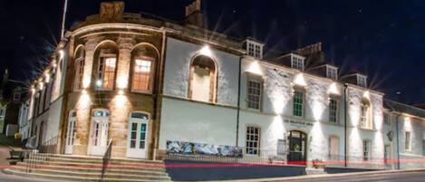 Fachada del alojamiento - Noche