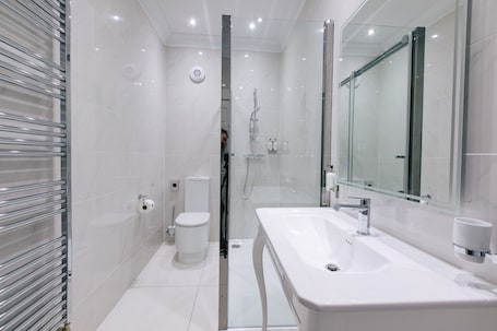 Superior-Suite, 1 King-Bett, Stadtblick | Badezimmer | Haartrockner, Handtücher. The Seafield Arms