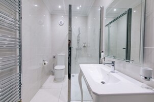 Superior Suite, 1 King Bed, City View | Bathroom | Hair dryer, towels