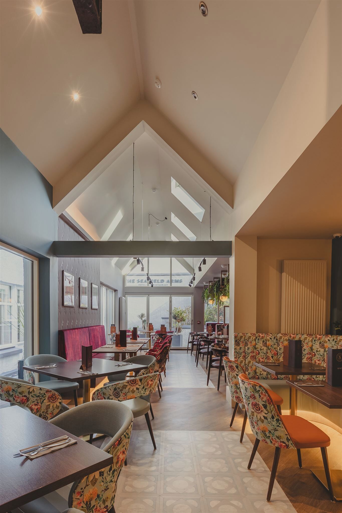 2 restaurants, lunch served