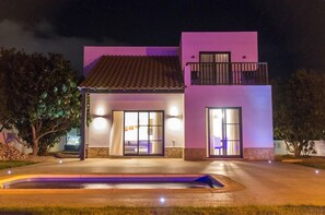 Front of property – evening/night - Private Self-Catering Villas Dunas (Sal)