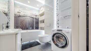 Apartment (6 - Jelitkowska 77) | Bathroom | Hair dryer, towels
