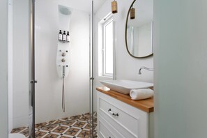 Comfort Apartment | Bathroom | Shower, free toiletries, hair dryer, towels - Hip 2BR in Reines by HolyGuest (Tel Aviv)