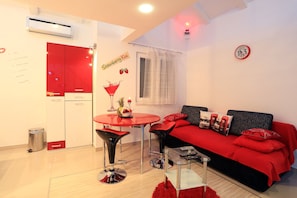 Red Apartment | Salle de séjour | Télévision à écran plat, cheminée, lecteur de DVD, chauffage par le sol
