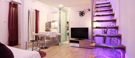 Lilla Apartment | บริเวณนั่งเล่น | ทีวีจอแบน, เตาผิง, เครื่องเล่นดีวีดี, พื้นอุ่น