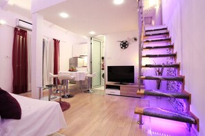 Lilla Apartment | Coin séjour | Télévision à écran plat, cheminée, lecteur de DVD, chauffage par le sol