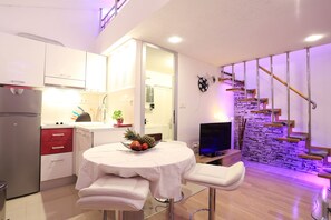 Lilla Apartment | Cuisine privée | Grand réfrigérateur, four, plaque de cuisson, lave-vaisselle