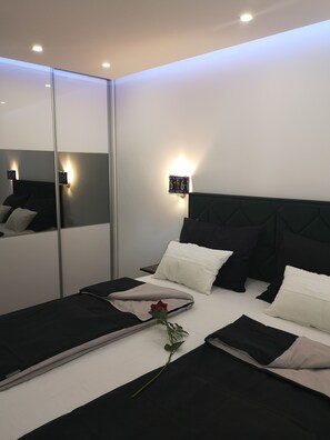 Luxury-Apartment, 1 Queen-Bett und Schlafsofa, Stadtblick | Hochwertige Bettwaren, Betten mit Memory-Foam-Matratzen, Zimmersafe