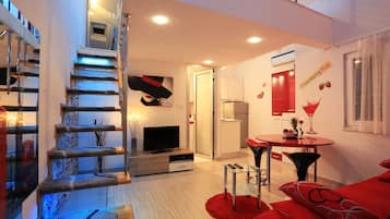 Red Apartment | Sengetøy av topp kvalitet, memory foam-senger og safe på rommet
