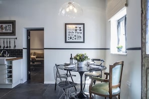 Exclusive Apartment, 2 Bedrooms | In-room dining