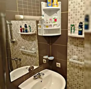 Suite | Kamar mandi | Shower, pancuran hujan, perlengkapan mandi gratis, dan handuk