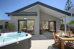 Outdoor spa tub - Sun Ray Beach life Villa (Chania)