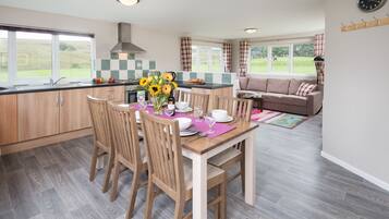 Cabin, 3 Bedrooms (Pennine Lodge) | Private kitchen | Electric kettle, toaster, high chair, dining tables