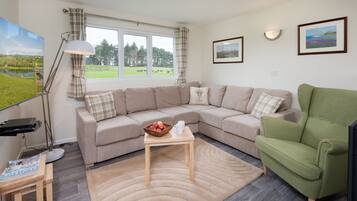 Cabin, 3 Bedrooms (Cheviot Lodge) | Hypo-allergenic bedding available, blackout drapes, travel crib