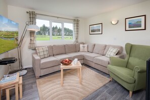 Huisje, 3 slaapkamers (Cheviot Lodge) | Woonruimte | Een 50-inch flatscreentelevisie met satellietzenders en televisie