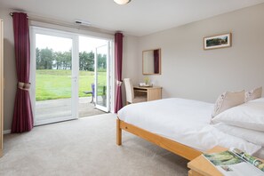 Stuga - 3 sovrum (Pennine Lodge) | Allergitestade sängkläder, mörkläggningsgardiner och resesäng