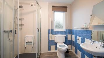 Cabin, 3 Bedrooms (Pennine Lodge) | Bathroom | Hair dryer