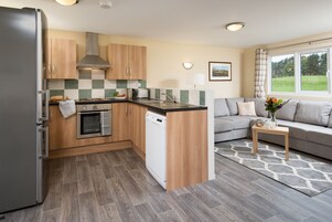 Tetera/pava eléctrica, tostadora, silla alta para bebés, mesa de comedor