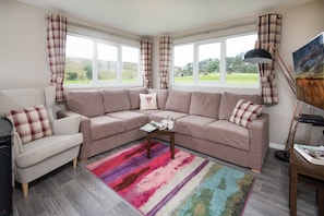 Hytte, 3 soverom (Pennine Lodge) | Oppholdsområde | En 50-tommers Flatskjerm-TV med Parabol-TV samt TV og DVD-spiller