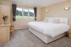 Hytte, 3 soverom (Tyne Lodge) | Allergitestet sengetøy, blendingsgardiner og reiseseng for barn