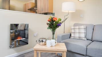 Cabaña, 3 habitaciones (Tyne Lodge) | Área de sala de estar | Televisión de pantalla plana, reproductor de DVD y tenis de mesa