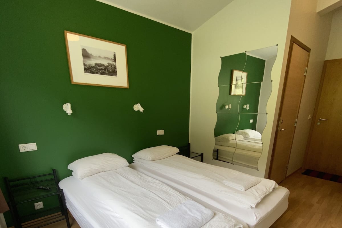 Habitación con 1 cama matrimonial o 2 individuales, baño privado | Escritorio, cortinas blackout, wifi gratis y ropa de cama