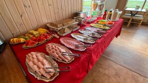 Een buffet met verschillende gerechten en bijbehorende sauzen.
