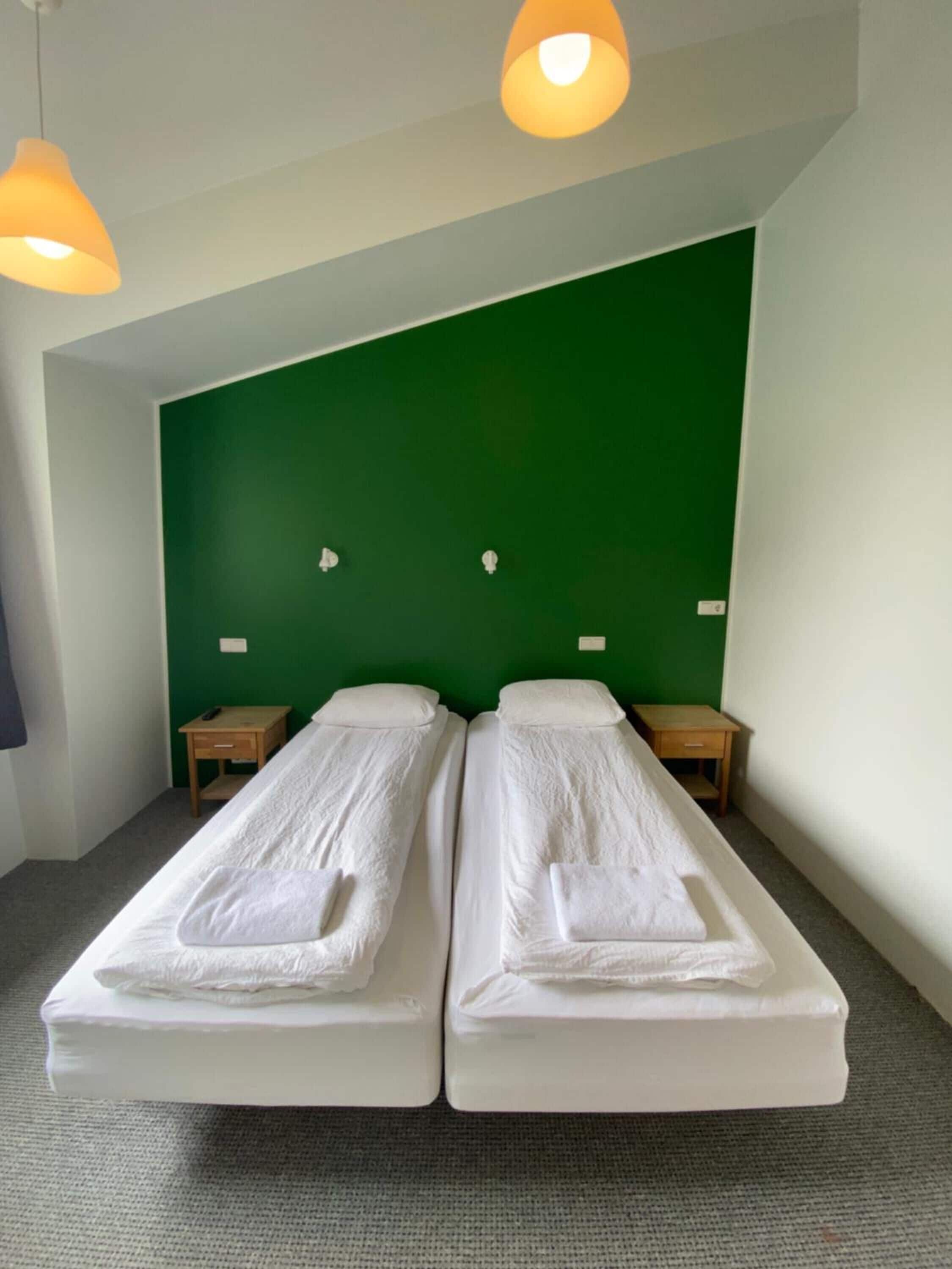 Doppel- oder Zweibettzimmer, eigenes Bad | Schreibtisch, Verdunkelungsvorhänge, kostenloses WLAN, Bettwäsche