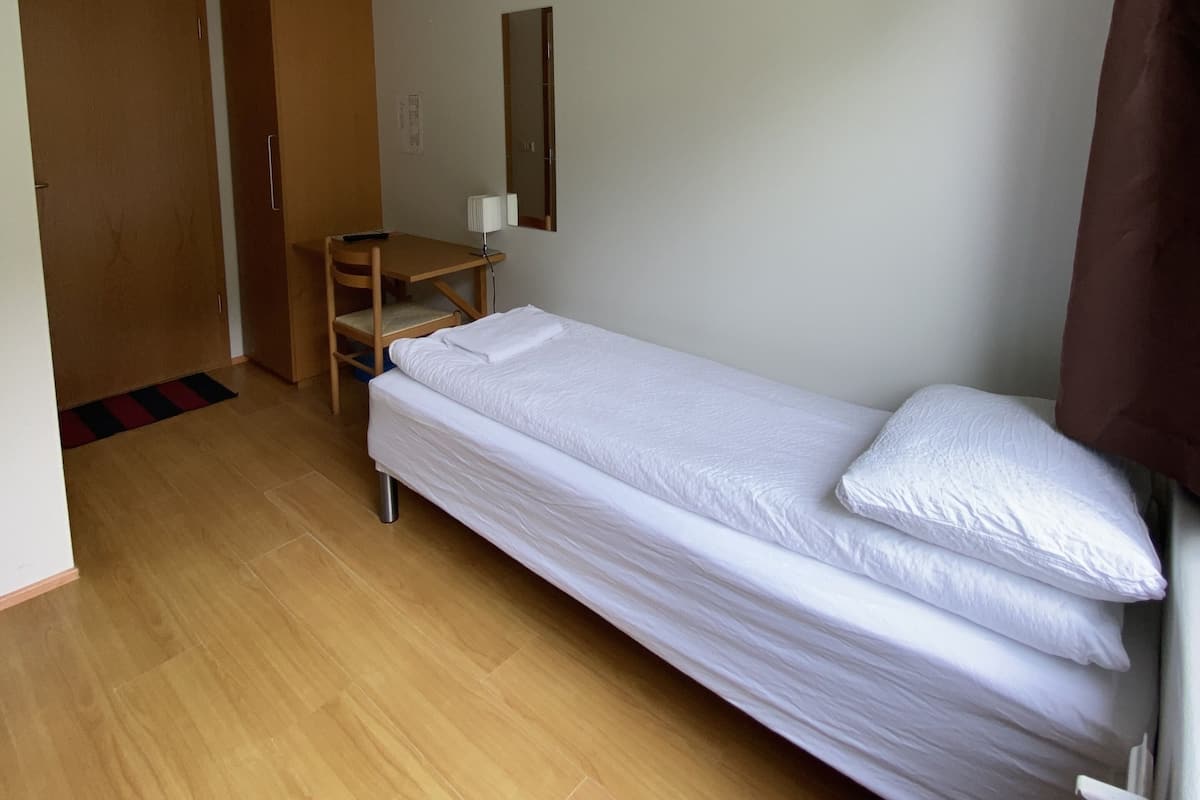Escritorio, cortinas blackout, wifi gratis y ropa de cama