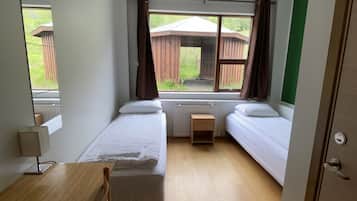Habitación con 2 camas individuales (Private WC, shared shower) | Escritorio, cortinas blackout, wifi gratis y ropa de cama