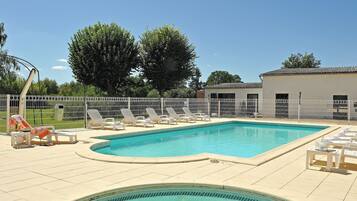 Una piscina al aire libre de temporada