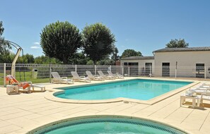시즌별로 운영되는 야외 수영장