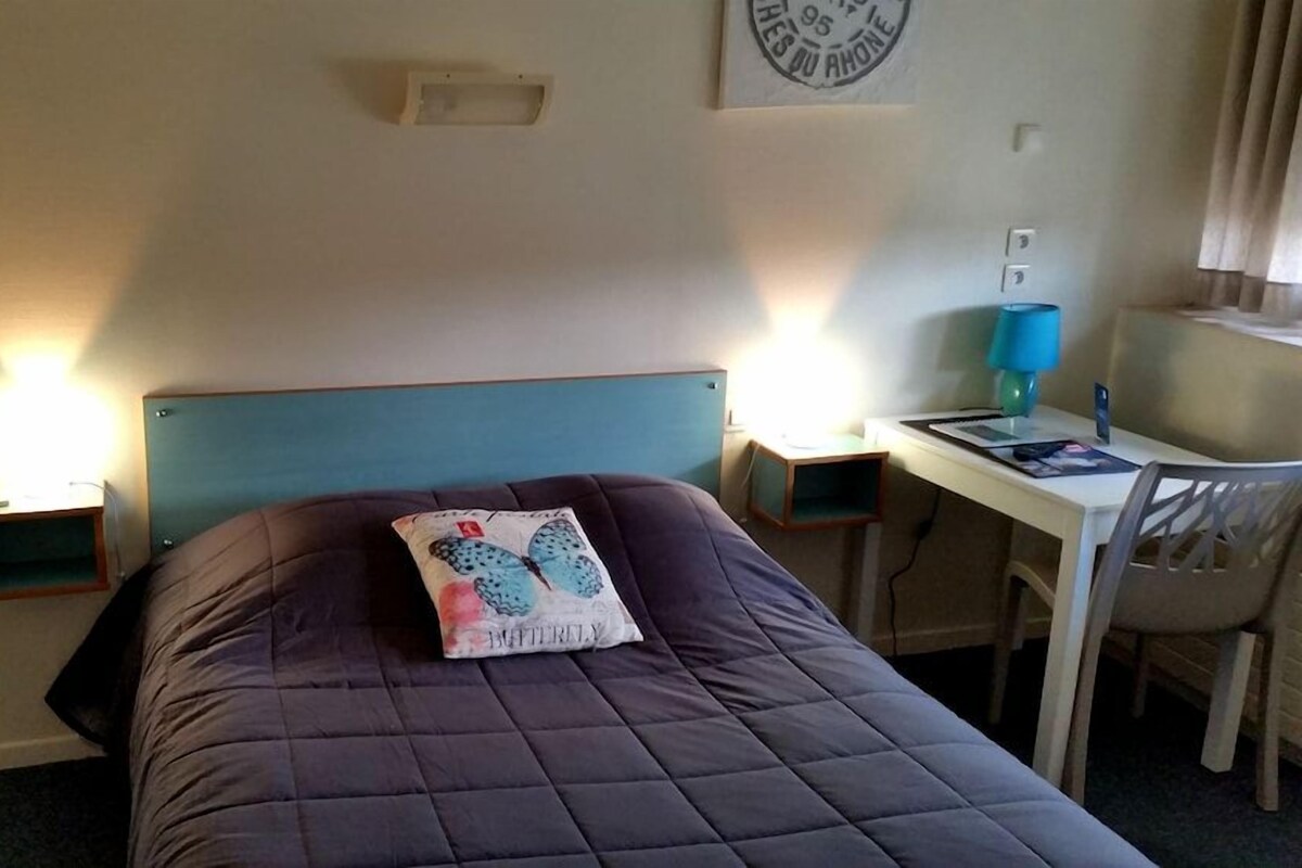 Desk, free WiFi, bed sheets