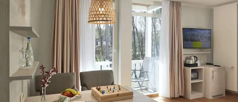 Familjerum - 1 sovrum - balkong | Minibar, värdeförvaringsskåp på rummet och mörkläggningsgardiner