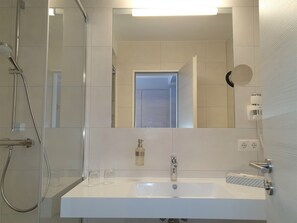 Basic-Doppelzimmer | Badezimmer