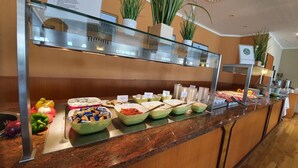 Un bufé con diversos alimentos y una vitrina.