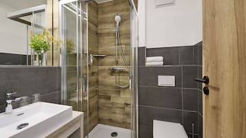 Kamar Double Standar, balkon | Kamar mandi | Shower, pengering rambut, handuk, dan sabun