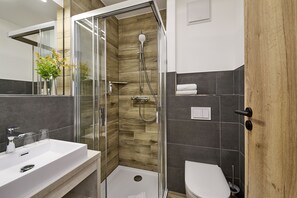 Standard-Doppelzimmer, Balkon | Badezimmer | Dusche, Haartrockner, Handtücher, Seife