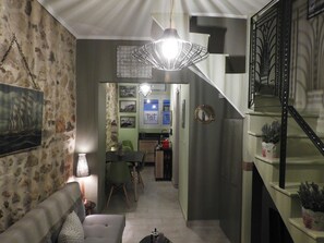 设计复式, 2 间卧室, 城市景观, 海滨 | 起居区 | 32-英寸纯平电视（配备数码频道）、智能电视、Netflix