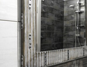 Appartement Duplex Design, 2 chambres, vue ville, en bord de plage | Salle de bain | Douche, douche à « effet pluie », articles de toilette de luxe