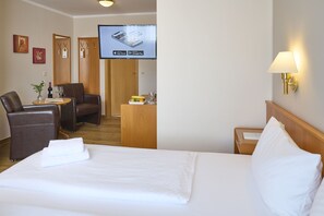 Standard Double Room | In-room safe, blackout curtains, soundproofing, free WiFi - R&R Villen (Ostseebad Baabe)