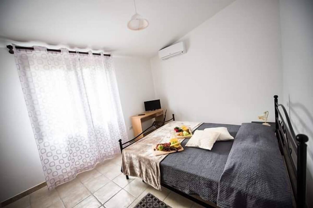Ropa de cama de alta calidad, sistema de insonorización y wifi gratis 