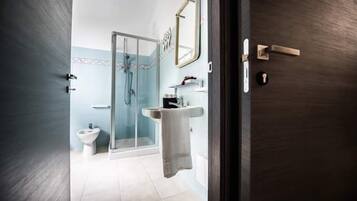 Doccia, set di cortesia gratuito, asciugacapelli, bidet