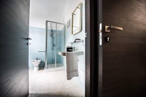 Douche, articles de toilette gratuits, sèche-cheveux, bidet