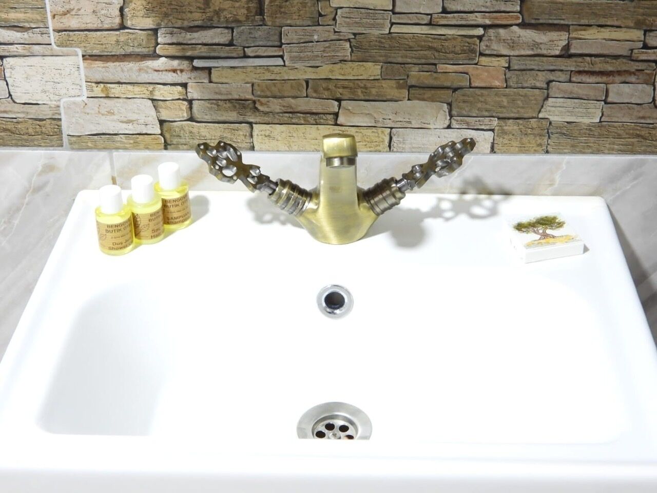 shower, hydromassage showerhead, free toiletries, hair dryer