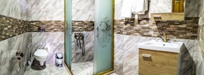 Shower, hydromassage showerhead, free toiletries, hair dryer