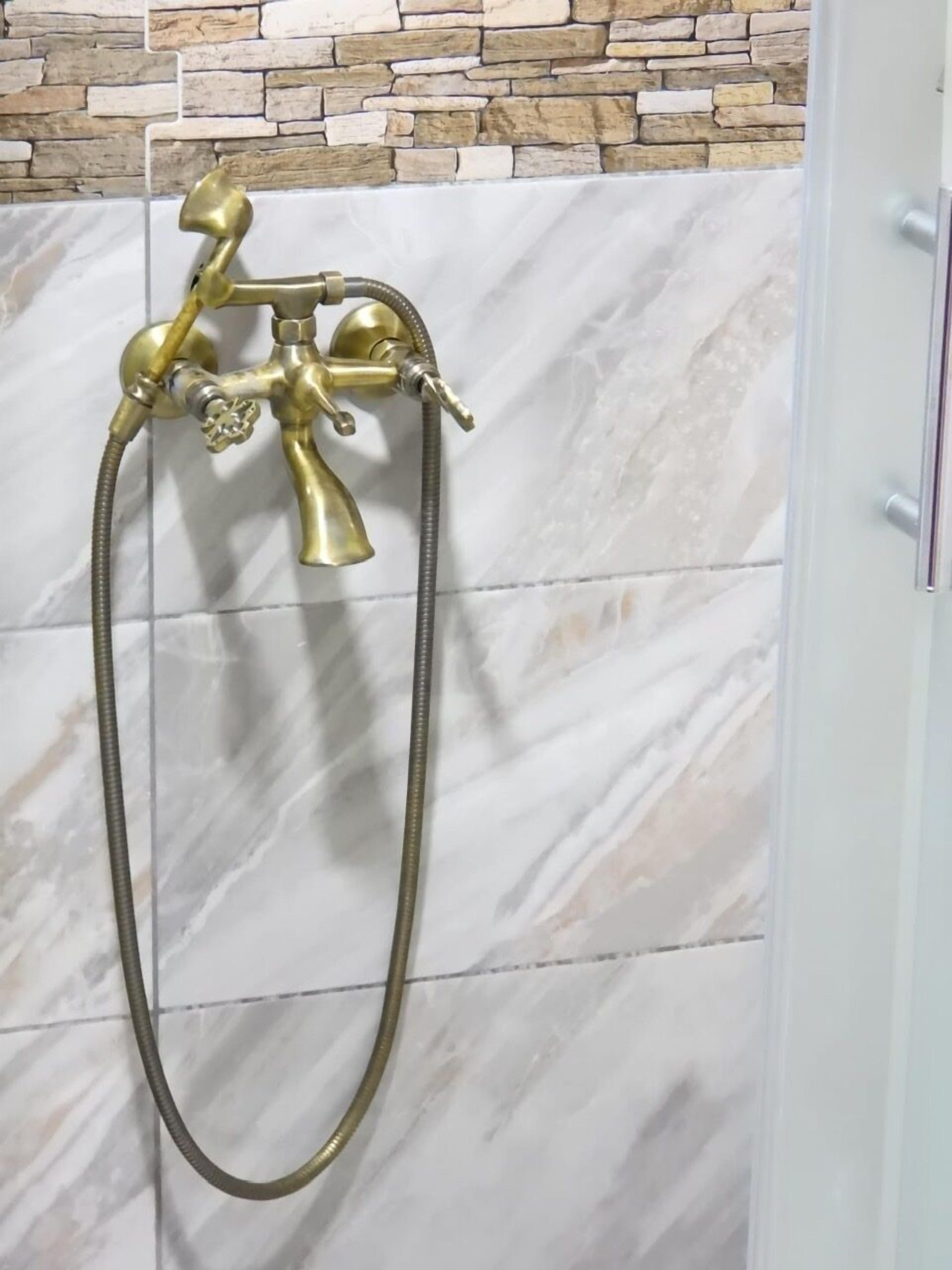 shower, hydromassage showerhead, free toiletries, hair dryer