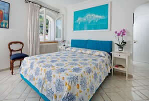 خزنة داخل الغرفة وتجهيزات عازلة للصوت وواي فاي مجانًا وملاءات أسرّة