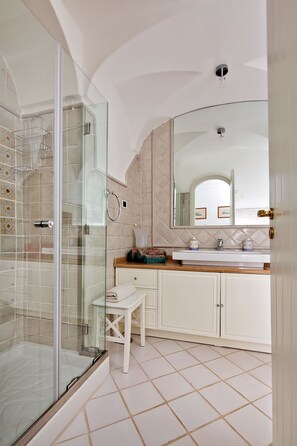Shower, hair dryer, towels - B&B Aldarogi (Capri)